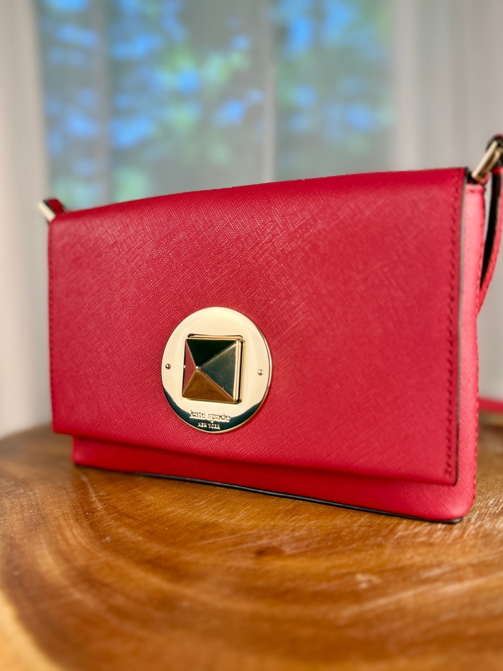 Kate Spade Red Saffiano Leather Crossbody Bag with Gold Turnlock EUC - Picture 3 of 15